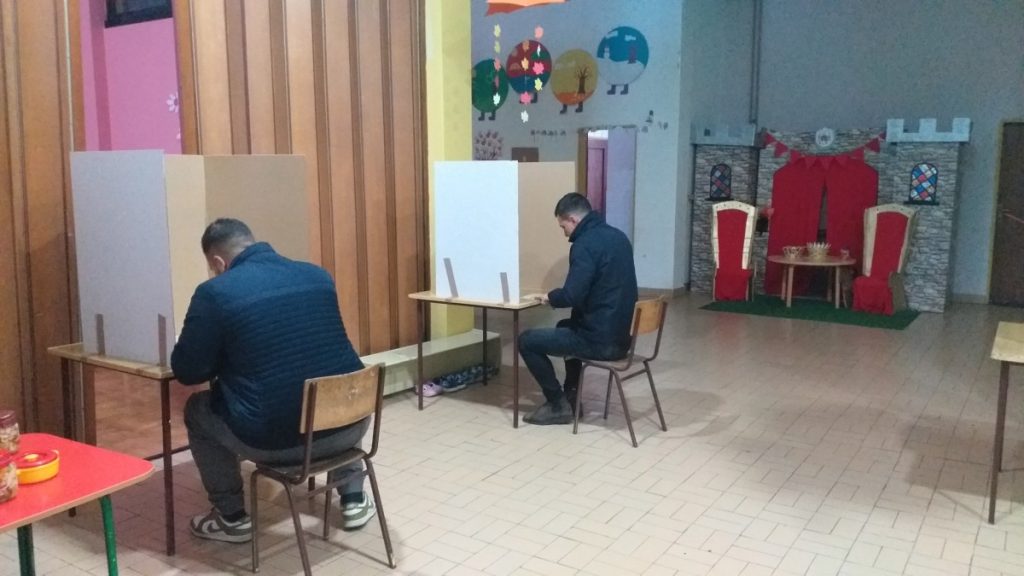 ПОЈЕДИНА БИРАЧКА МЈЕСТА ИМАЛА ПРОБЛЕМ СА СТРУЈОМ: Ево како у Српској протиче гласање на пријевременим изборима за предсједника (ФОТО)