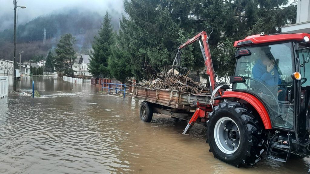 OGLASILI SE IZ CIVILNE ZAŠTITE: Za sada bez većih problema na terenu, osim u Jezeru (FOTO)