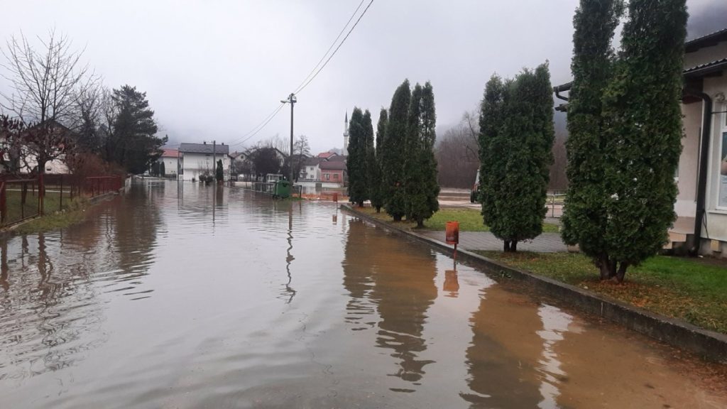 IZLILE SE JOŠAVKA I PLIVA: Ugroženo više domaćinstava na području opštine Jezero (FOTO)