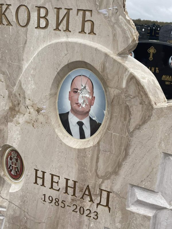 MAJKA ZATEKLA JEZIV PRIZOR NA GROBLJU: Oskrnavljen spomenik ubijenom inspektoru Nenadu Markoviću u Bijeljini (FOTO)