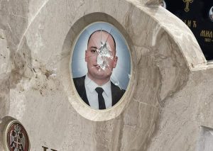 MAJKA ZATEKLA JEZIV PRIZOR NA GROBLJU: Oskrnavljen spomenik ubijenom inspektoru Nenadu Markoviću u Bijeljini (FOTO)