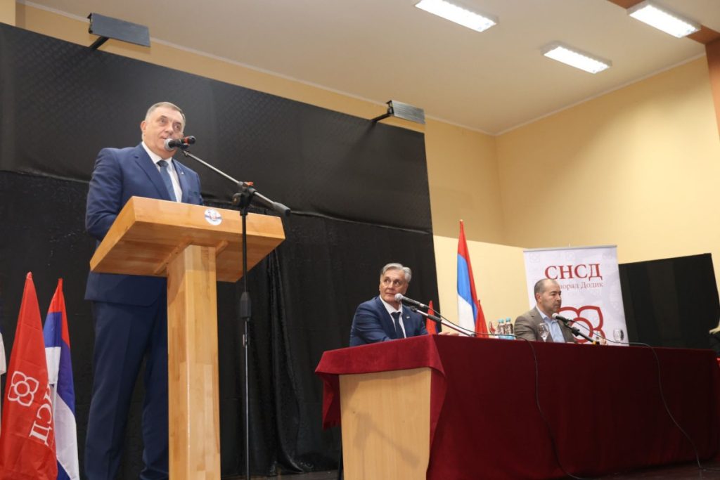 „ГЛАС ЗА КАРАНА ЈЕ ГЛАС ЗА МЕНЕ“ Додик на трибини СНСД-а у Лопарама