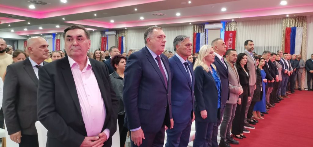 DODIK I KARAN NA PREDIZBORNOM SKUPU U DOBOJU: „Republika Srpska je jedina garancija opstanka srpskog naroda“ (FOTO)