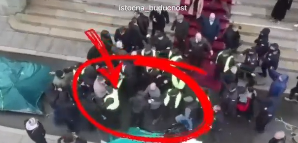 BRUTALNO NASILJE ISPRED SKUPŠTINE SRBIJE: Blokaderi napali i tukli ženu (VIDEO)