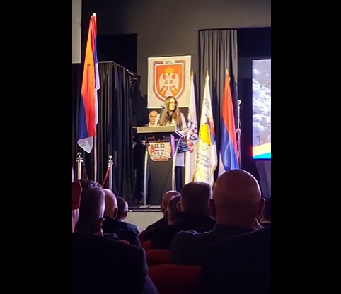 ХРАБРА МАЈКА ТРОЈЕ ДЈЕЦЕ: Марија из Невесиња мимо протокола изашла за говорницу и изразила незадовољство односом према дјеци погинулих бораца (ВИДЕО)