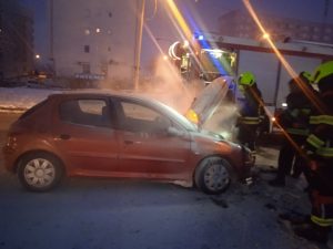 ГОРИО АУТОМОБИЛ У БАЊАЛУЦИ: Ватрогасци имали пуне руке посла (ФОТО)
