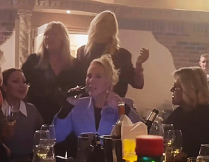 ОВАКО СЕ СЛАВИО АРАНЂЕЛОВДАН КОД ЛЕПЕ БРЕНЕ: За славском трпезом се нашао и Никола Роквић (ФОТО)