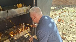 „ДОШАО САМ ДА ПОДРЖИМ СРБИЈУ КОЈА ТРПИ РАДИ ОВЕ ТРАГЕДИЈЕ“: Арлов упалио свијеће за 16 страдалих у паду надстрешнице у Новом Саду (ФОТО)