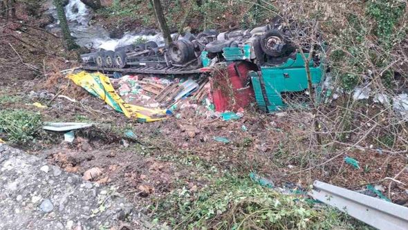 KАМИОН ЗАВРШИО У ПРОВАЛИЈИ: Тешка саобраћајна несрећа код Власенице