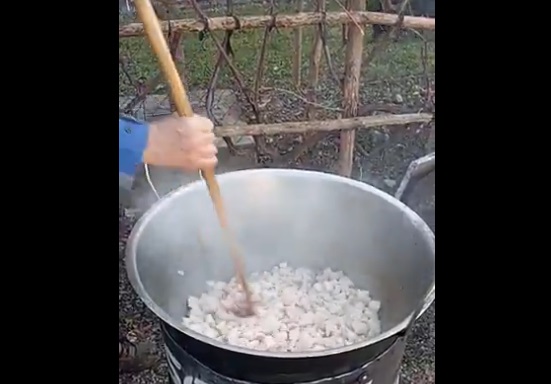 OMILJENI DELIKATES U SEZONI SVINJOKOLJA: Banjalučani zasukali rukave i otkrili koji je najbolji recept za čvarke (VIDEO)