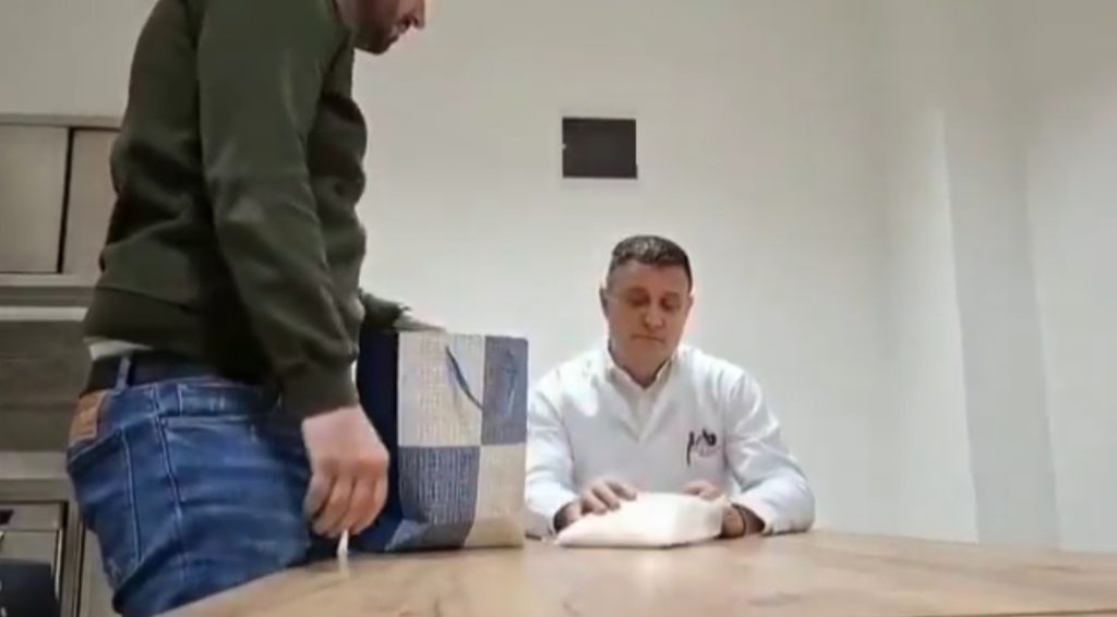 ПРОЦУРИО СНИМАК ВЛАДЕ ЂАЈИЋА СА КЕСОМ ДРОГЕ: Он тврди да је све намјештаљка и нуди се да иде на полиграф (ВИДЕО)