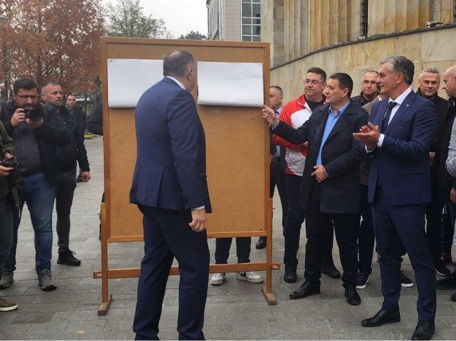 KRENULA PREDIZBORNA KAMPANJA: Dodik zalijepio prvi plakat (FOTO)