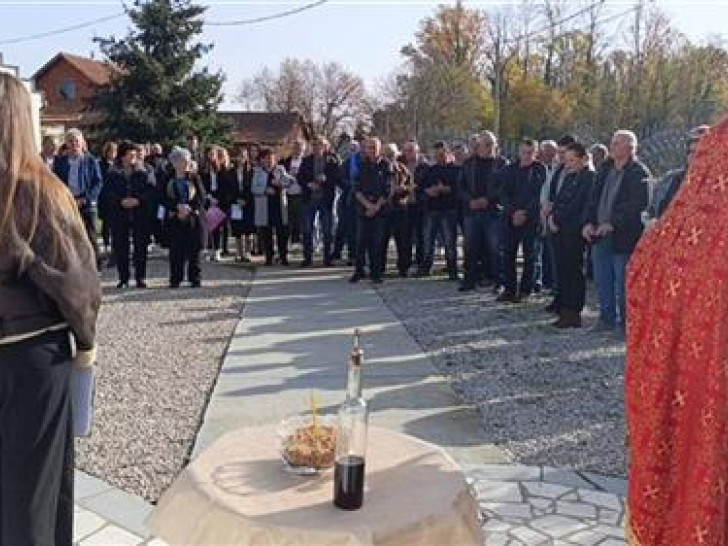 NJIHOVA ŽRTVA NIKADA NEĆE BITI ZABORAVLJENA: Služen pomen za poginule Srbe u Donjoj Slatini kod Šamca