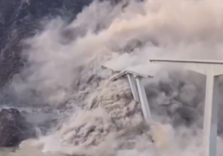 ZBOG KLIZIŠTA: Srušio se most u Kini (VIDEO)