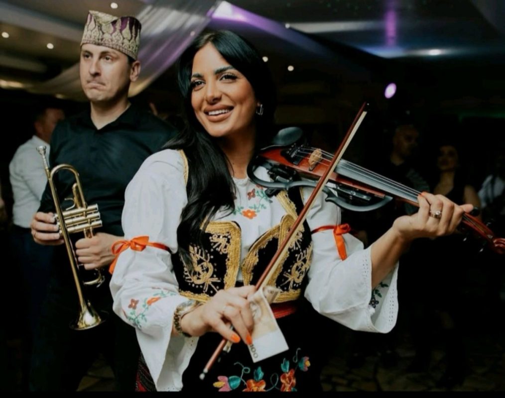 OMILJENA VIOLINA SRPSKE: Jovana sa Pala spaja narod, tradiciju i osmijehe (FOTO/VIDEO)
