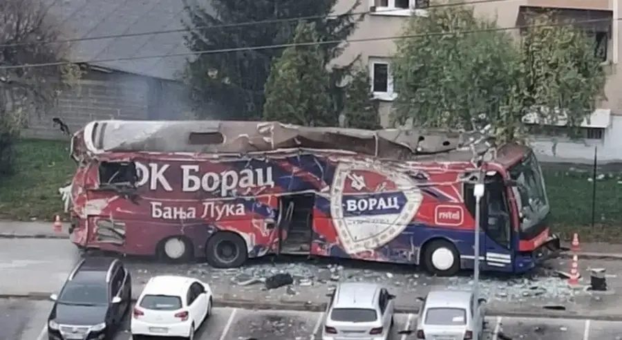 SRAMNA FOTOMONTAŽA: Potpuno uništen autobus FK Borac