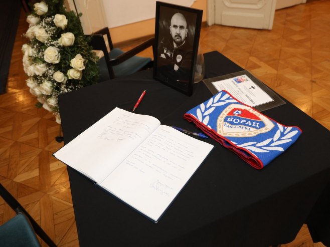 KOMEMORACIJA MLADENU ŽIŽOVIĆU U BANJALUCI: Fudbaleri Borca i brojni građani se oprostili od legende (FOTO)