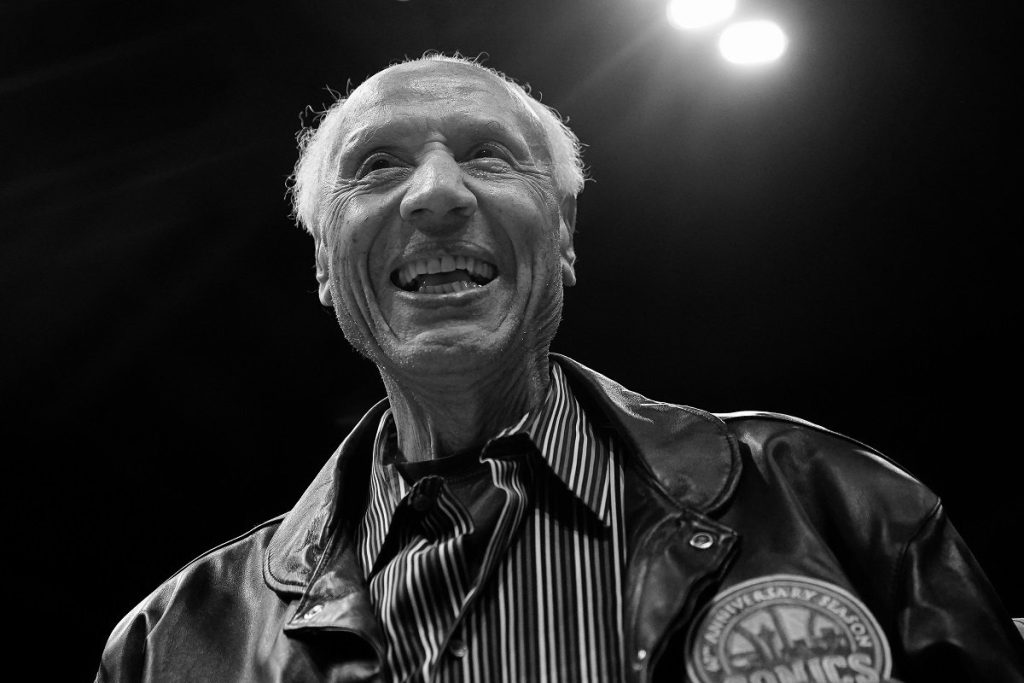 JEDNA OD NAJVEĆIH LIČNOSTI U ISTORIJI KOŠARKE: Preminuo legendarni NBA igrač i trener
