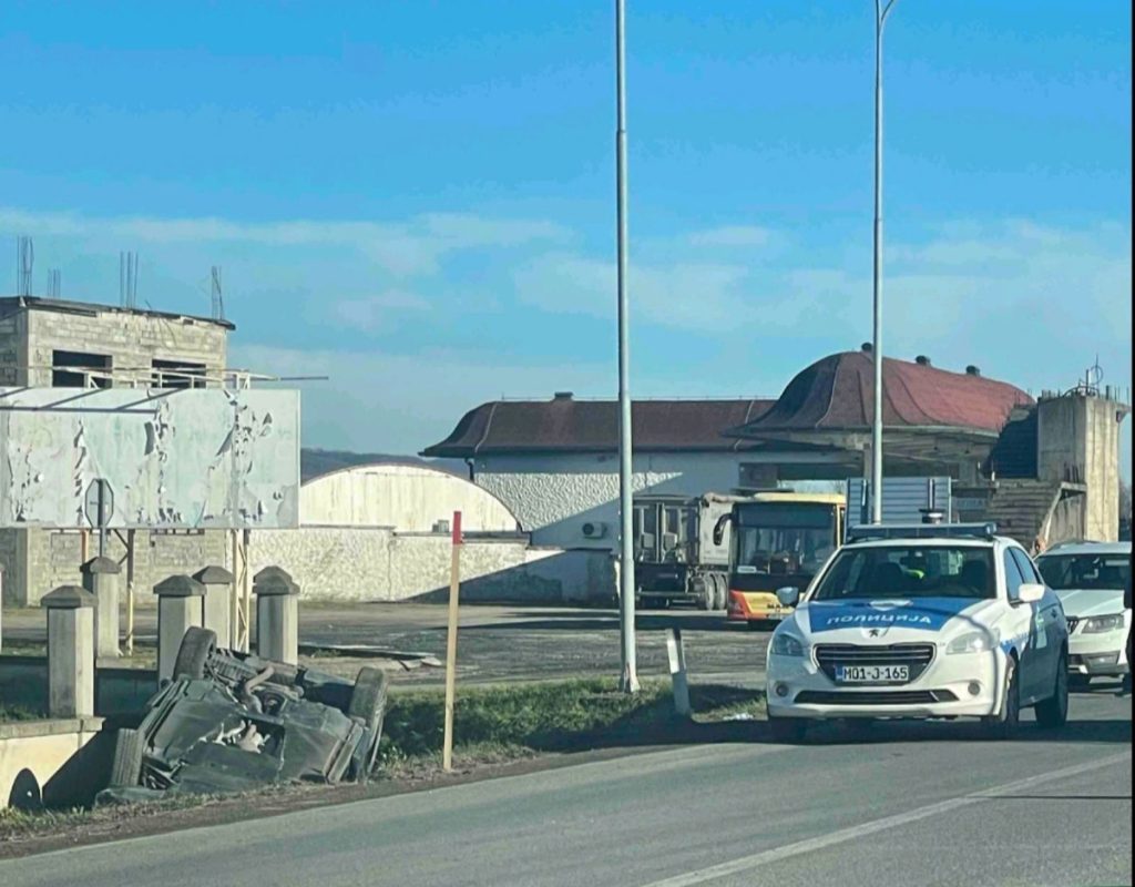 АУТОМОБИЛ ЗАВРШИО У КАНАЛУ: Саобраћајна несрећа на путу Бањалука-Приједор