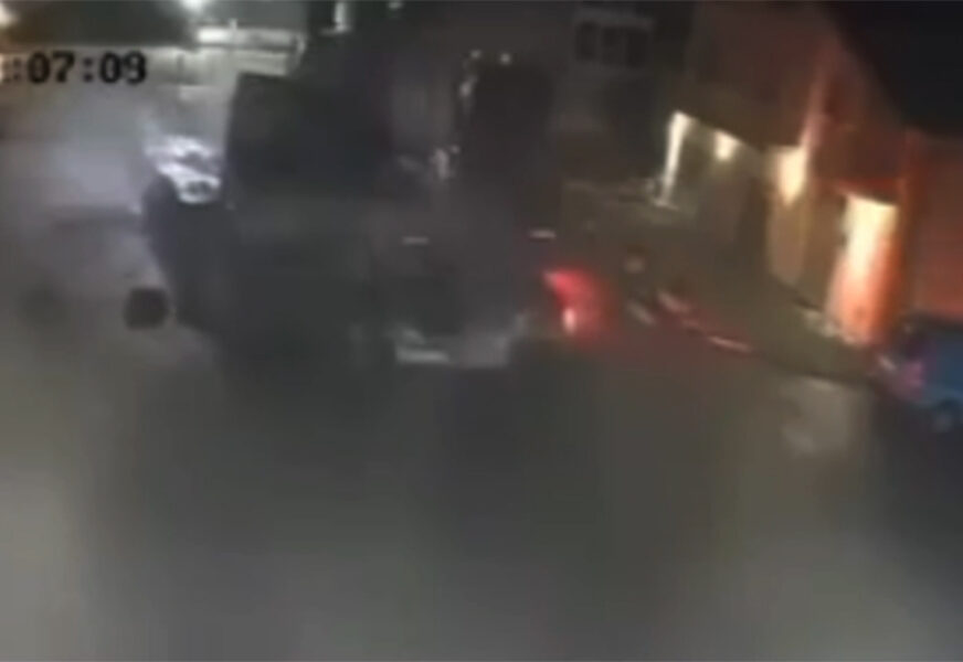 СНИМАК СТРАВИЧНЕ НЕСРЕЋЕ КОД ЛАКТАША: Младић ударио у камион и остао мртав на мјесту (УЗНЕМИРУЈУЋИ ВИДЕО)