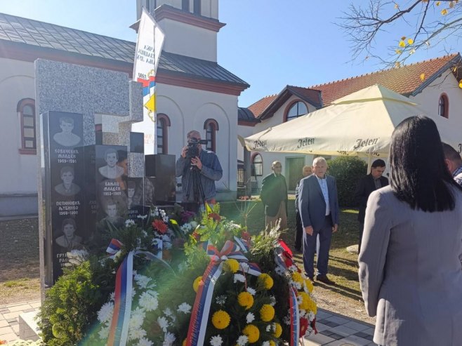 ZA 23 BORCA VRS KOJI SU UTKALI SVOJE ŽIVOTE U TEMELJE SRPSKE: Otkriveno spomen-obilježje u Gornjoj Piskavici (FOTO)