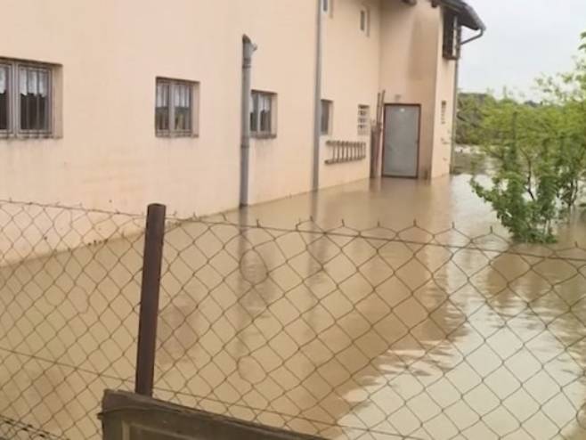IZLILA SE DREŽNICA U MOSTARU: Voda počela prodirati u kuće