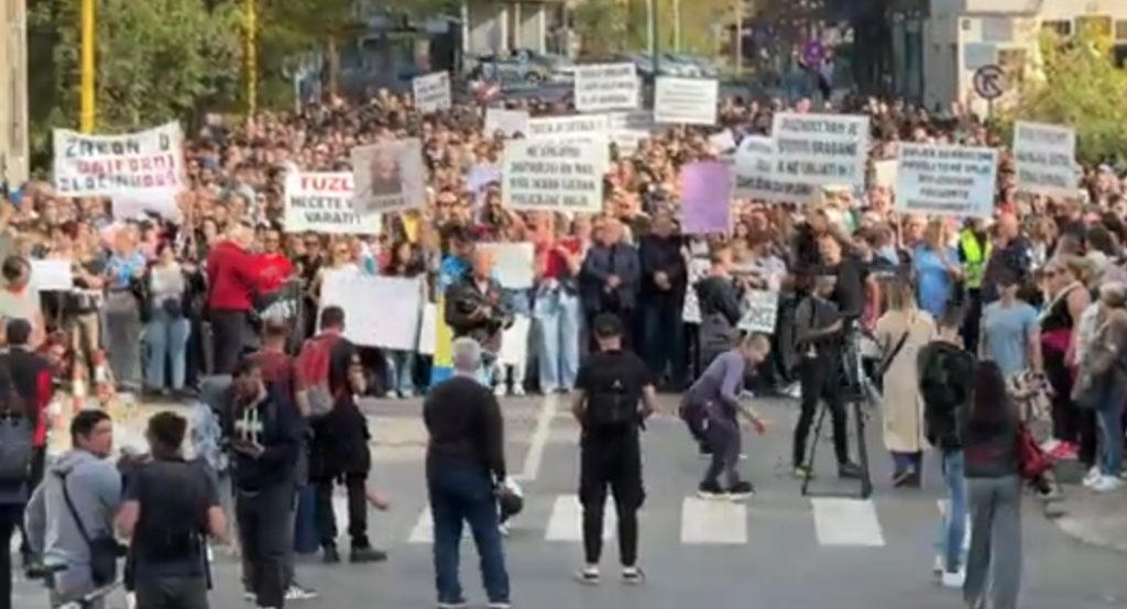 „KO NAM ŠTITI DJECU, AKO SISTEM ŠTITI ZLOČINCE“: Protestna šetnja u Tuzli zbog zlostavljanja maloljetnih djevojčica iz Doma za nezbrinutu djecu (VIDEO)