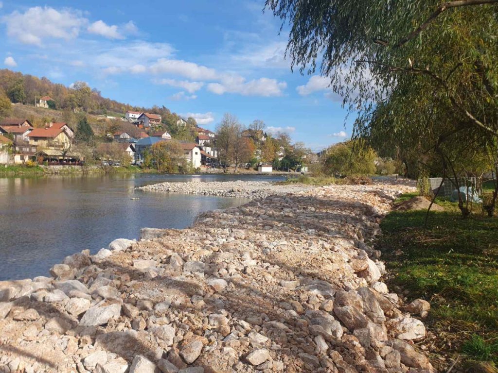VRBAS UŽI ZA NEKOLIKO METARA: Nastavljeni radovi na izgradnji šetališta u Srpskim Toplicama u Banjaluci (FOTO/VIDEO)