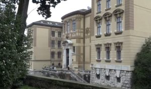 PSOVAO MATER SRPSKU I PIJAN LEGAO ISPRED AUTOMOBILA: Sud oslobodio muškarca iz Rijeke svih optužbi