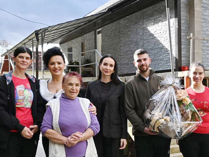 PORODICA SAVIĆ SADA IMA KROV NAD GLAVOM: Humanitarna organizacija Gorice Dodik omogućila renoviranje kuće šestočlane porodice (FOTO)