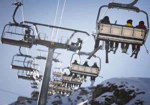 100 LJUDI ZAROBLJENO NA 2.800 METARA: Kabina na žičari se zakucala u stanicu (FOTO)