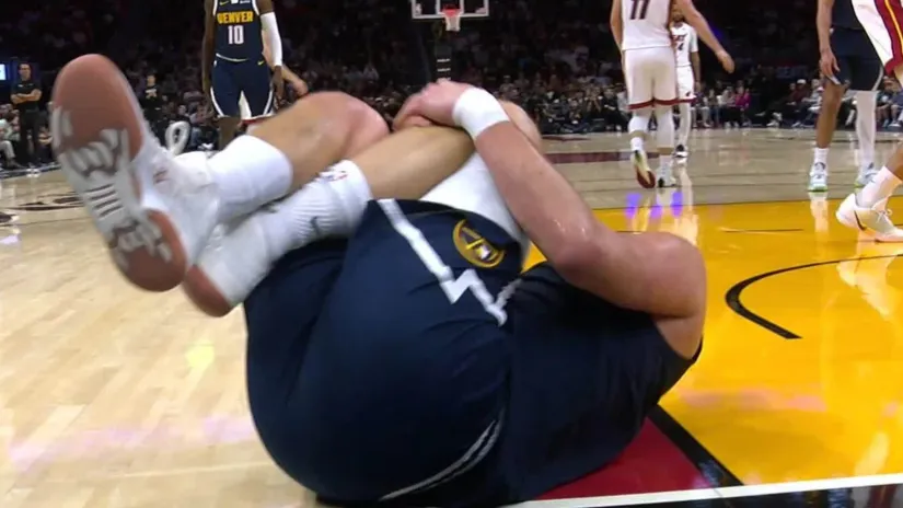 UŽASNA VIJEST: Povrijedio se Jokić, saigrač ga slučajno nagazio, stadalo koljeno (VIDEO)