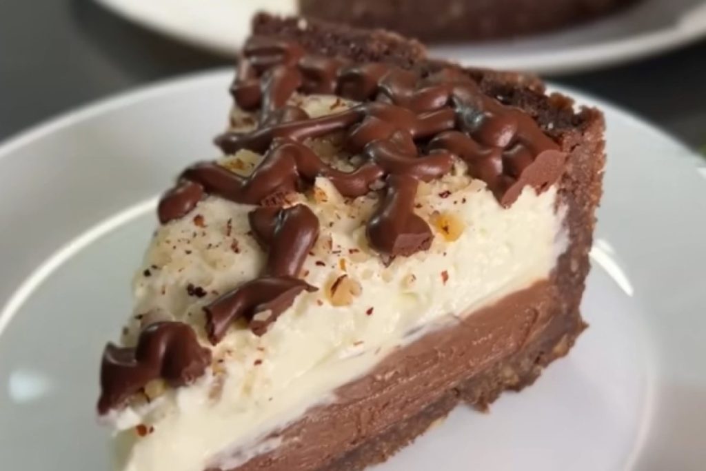 NOVOGODIŠNJI KOLAČ KOJI SE SPREMA ZA 5 MINUTA: Pravo rješenje za one koji nemaju vremena, a vole slatko (VIDEO)