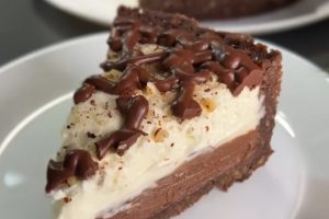 NOVOGODIŠNJI KOLAČ KOJI SE SPREMA ZA 5 MINUTA: Pravo rješenje za one koji nemaju vremena, a vole slatko (VIDEO)