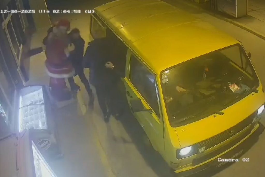 SAMO U BiH: Ukraden Djeda Mraz sa benzinske pumpe (VIDEO)