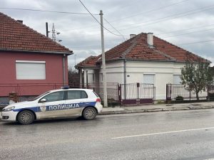 POLICIJA ZATEKLA ZASTRAUŠUJUĆE PRIZORE U ČAČKU: Majci i ocu prerezani vratovi, sin izboden po grudima (FOTO)