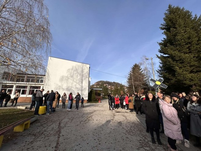 БРИСАЛИ СНИМКЕ ЗЛОСТАВЉАЊА? Насилнике у Мркоњић Граду штите родитељи, руководство школе и даље ћути