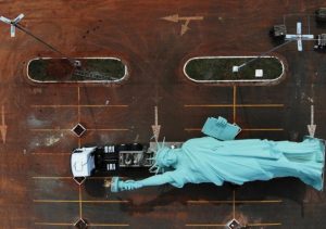 INCIDENT U BRAZILU: Vjetar srušio kopiju američkog Kipa slobode na parking