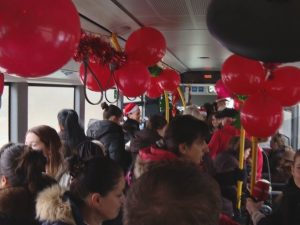 PRAZNIČNA ČAROLIJA U BANJALUCI: Sveti Nikola dijelio poklone, Djed Mraz vozio autobus (FOTO)