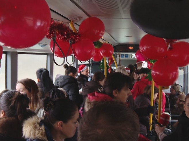 PRAZNIČNA ČAROLIJA U BANJALUCI: Sveti Nikola dijelio poklone, Djed Mraz vozio autobus (FOTO)