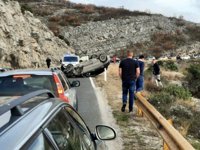 AUTOBOMIL ZAVRŠIO NA KROVU IZNAD TREBINJA: Kinez slikao panoramu, njegova saputnica vozilom udarila u brdo (FOTO)