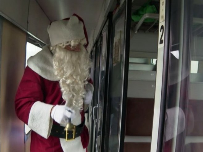 „PJESMA, OSMIJESI I POKLONI“: Željeznice Srpske i ove godine su na šine izvele poseban „Djed mraz voz“