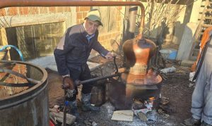 KAZAN SE PUŠI: Vlado Đajić peče rakiju u rodnim Branešcima (FOTO)