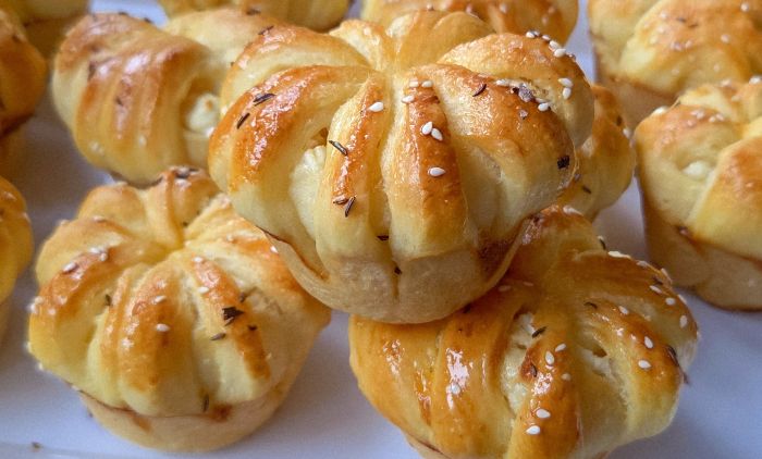 RECEPT ZA CVJETNE KRUNICE SA SIROM: Ove dekorativne krunice će vas očarati svojim izgledom