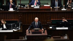 „ЗБОГОМ ГОСПОДО, ЗБОГОМ КРЕТЕНИ!“ Скандал у пољском парламенту (ВИДЕО)