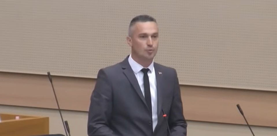 „NAPUSTI BROD KOJI TONE I SJEDI U NOVU FOTELJU“: Kasapović o ostavci direktora “Željeznica Srpske”