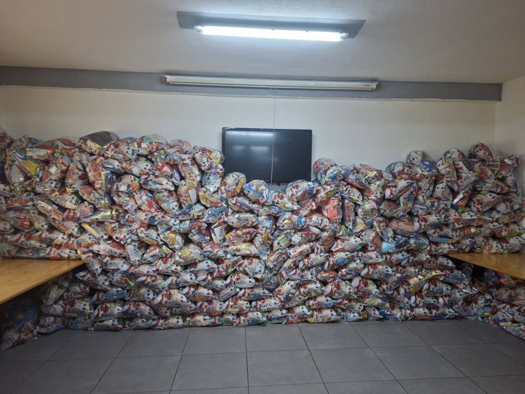 IZMAMILI OSMIJEHE DJECI IZ NAJUGROŽENIJIH PORODICA: „Mozaik prijateljstva“ iz Banjaluke podijelio paketiće najmlađima (FOTO)