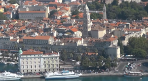 FAŠIZAM CVJETA U HRVATSKOJ: Ustaški simboli na školi, ogromna svastika na sred fudbalskog terena (FOTO)