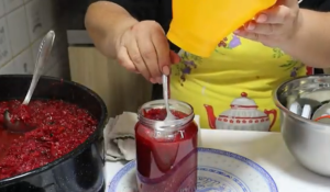 ZDRAVIJA I DALEKO UKUSNIJA NEGO KUPOVNA: Napravite domaću kiselu cveklu (RECEPT/VIDEO)
