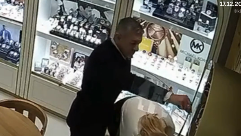NIJE RAČUNAO NA NADZORNE KAMERE: Muškarac snimljen dok krade nakit iz zlatare u Sarajevu